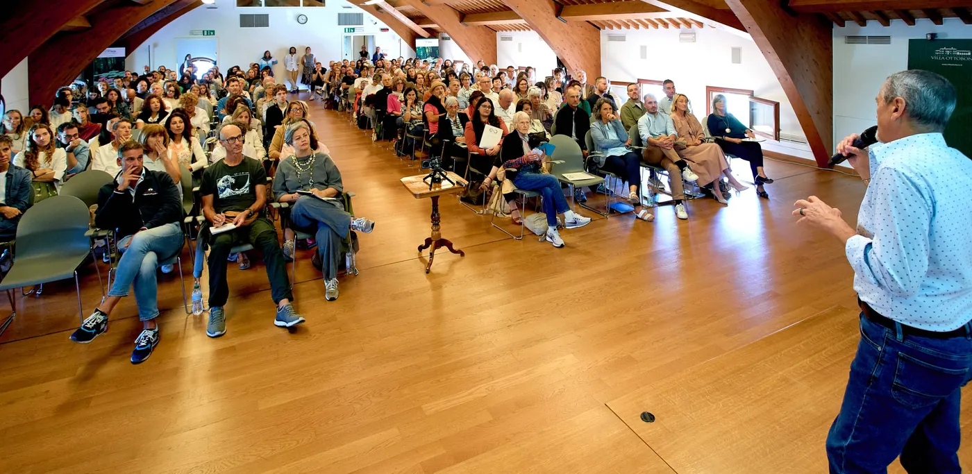 David Biadene parla a una sala gremita durante un incontro a Villa Ottoboni